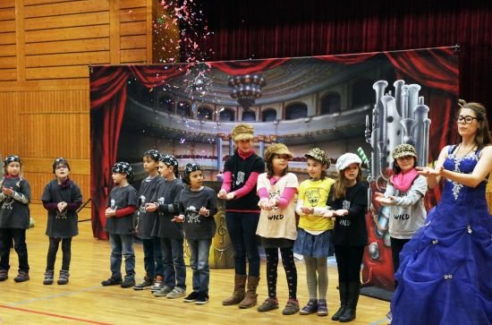 Tanja Hamleh und Mitspielkinder